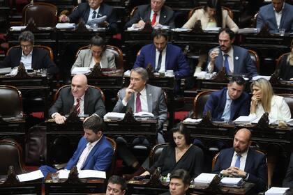 José Luis Espert se dirige a Martín Menem en el comienzo de la sesión en la Cámara de Diputados