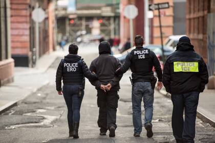Ley TRUTH: desde 2017, exige que las agencias locales informen a los detenidos sobre sus derechos al ser contactados por ICE