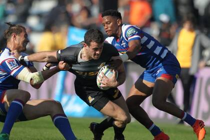 Leyds, Boffelli y Willemse, durante otro choque entre Jaguares y Stormers