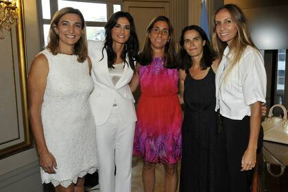 Leyendas del tenis femenino argentino: Mecha Paz, Sabatini, Florencia Labat, Inés Gorrochategui y Gisela Dulko, durante el homenaje a Gaby en la Legislatura