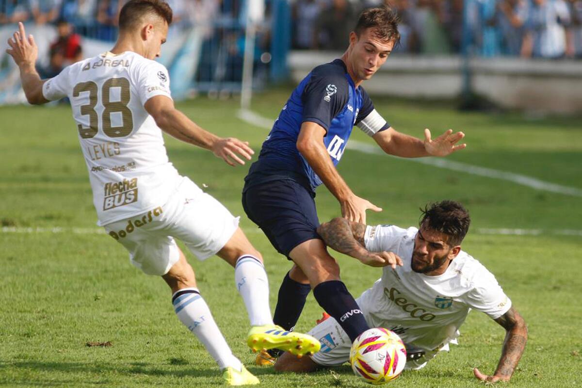 Leyes y Toledo le hacen el 2-1 al central Komar, de Talleres