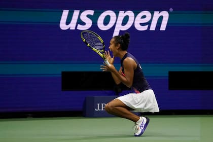 Leylah Fernandez mira al palco tras vencer a Aryna Sabalenka; la canadiense dio otro impacto fenomenal ante una jugadora top