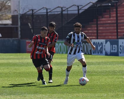 Leys y Marín (autor del gol de Patronato) persiguen a Milton Giménez, centrodelantero de Central Córdoba