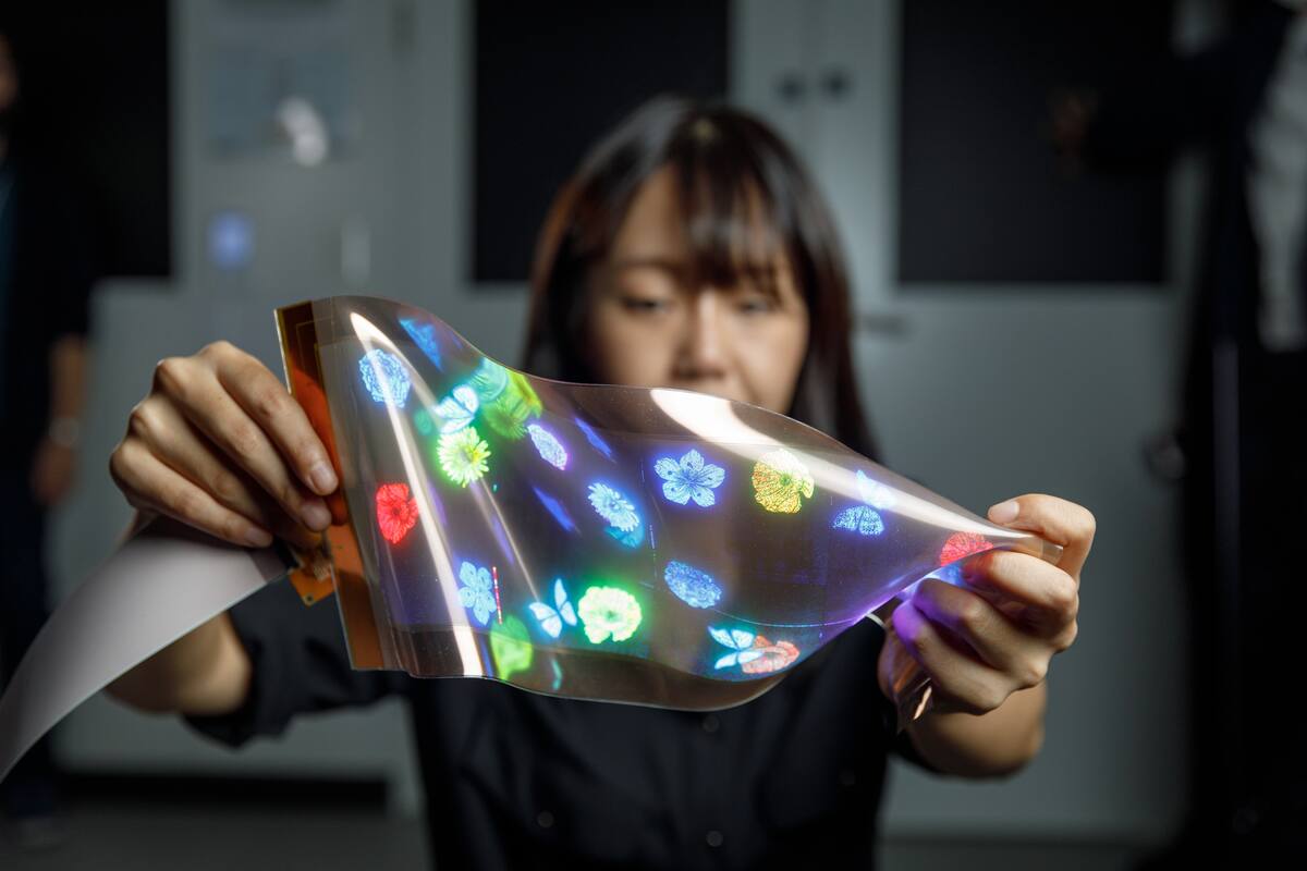 LG Display presentó una pantalla que se estira como si fuera un elástico: puede pasar de 12 a 14 pulgadas