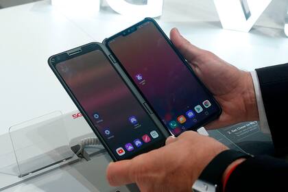 LG mostró como accesorio una pantalla secundaria que se engancha al teléfono (un LG V50 ThinQ)