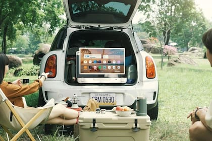 LG StanbyME Go es un televisor portátil que tiene una pantalla táctil de 27 pulgadas que se puede poner horizontal o vertical, un sistema de parlantes y la estructura funciona como valija para guardarlo cuando no está en uso