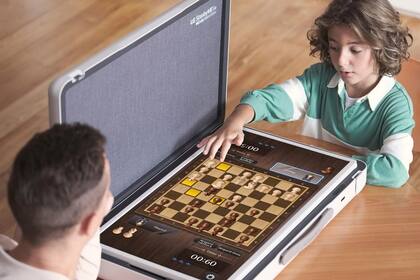 LG StanbyME Go es un televisor portátil que tiene una pantalla táctil de 27 pulgadas que se puede poner horizontal o vertical, un sistema de parlantes y la estructura funciona como valija para guardarlo cuando no está en uso