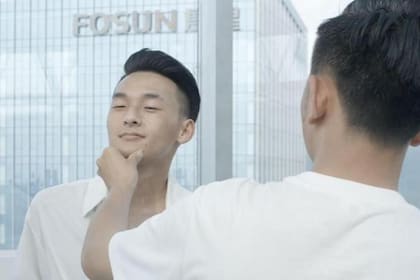 Li (izquierda) posa para una fotografía de Hao, durante su curso de una semana sobre cómo atraer mujeres.