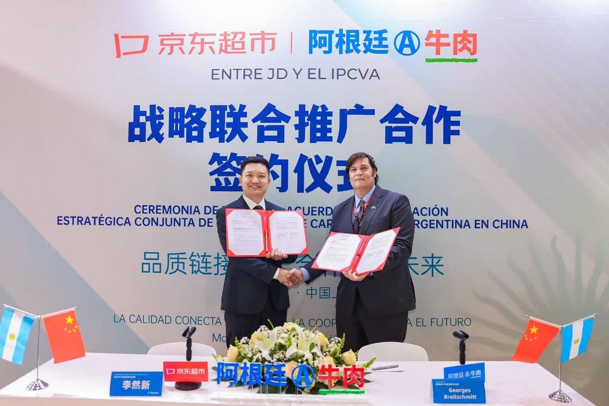 Li Ranxin, gerente general del Negocio de Carnes Vacunas y Ovinas de JD.COM, y Georges Breitschmitt, presidente del Ipcva