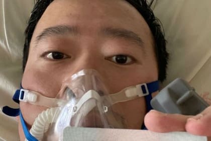 Li Wenliang publicó en las redes sociales una foto suya desde su cama en el hospital el 31 de enero. Al día siguiente fue diagnosticado con coronavirus