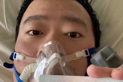 Li Wenliang publicó en las redes sociales una foto suya desde su cama en el hospital el 31 de enero. Al día siguiente fue diagnosticado con coronavirus