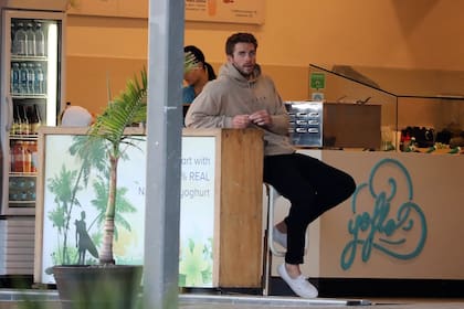 Liam Hemsworth, ayer en un local de venta de yogures en Australia, fue captado por los paparazzi