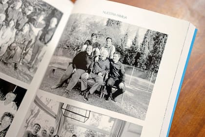 Lía sostiene el libro de las memorias de su padre, Pomi