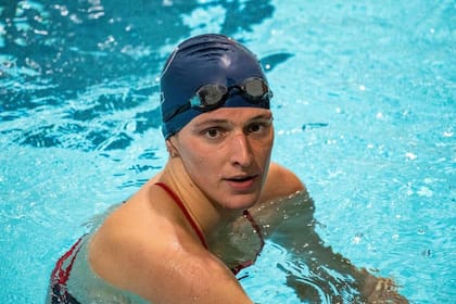 Lia Thomas tras terminar las 200 yardas estilo libre en la Universidad de Pensilvania durante una competencia de natación contra la Universidad de Harvard.