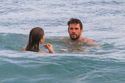 Juntos en las olas. Los novios comparten la pasión por la playa y ambos son australianos
