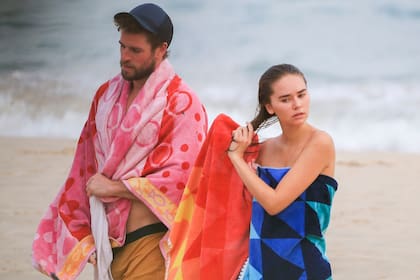 Después de refrescarse en el agua, ambos se secaron con sus coloridas toallas