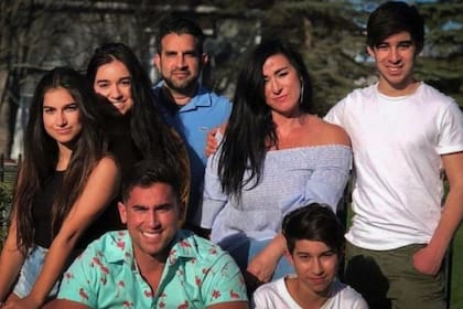 Liam Anand (a la extrema derecha), con su madre Nadine, su padre Sanjiv, sus dos hermanas y dos hermanos