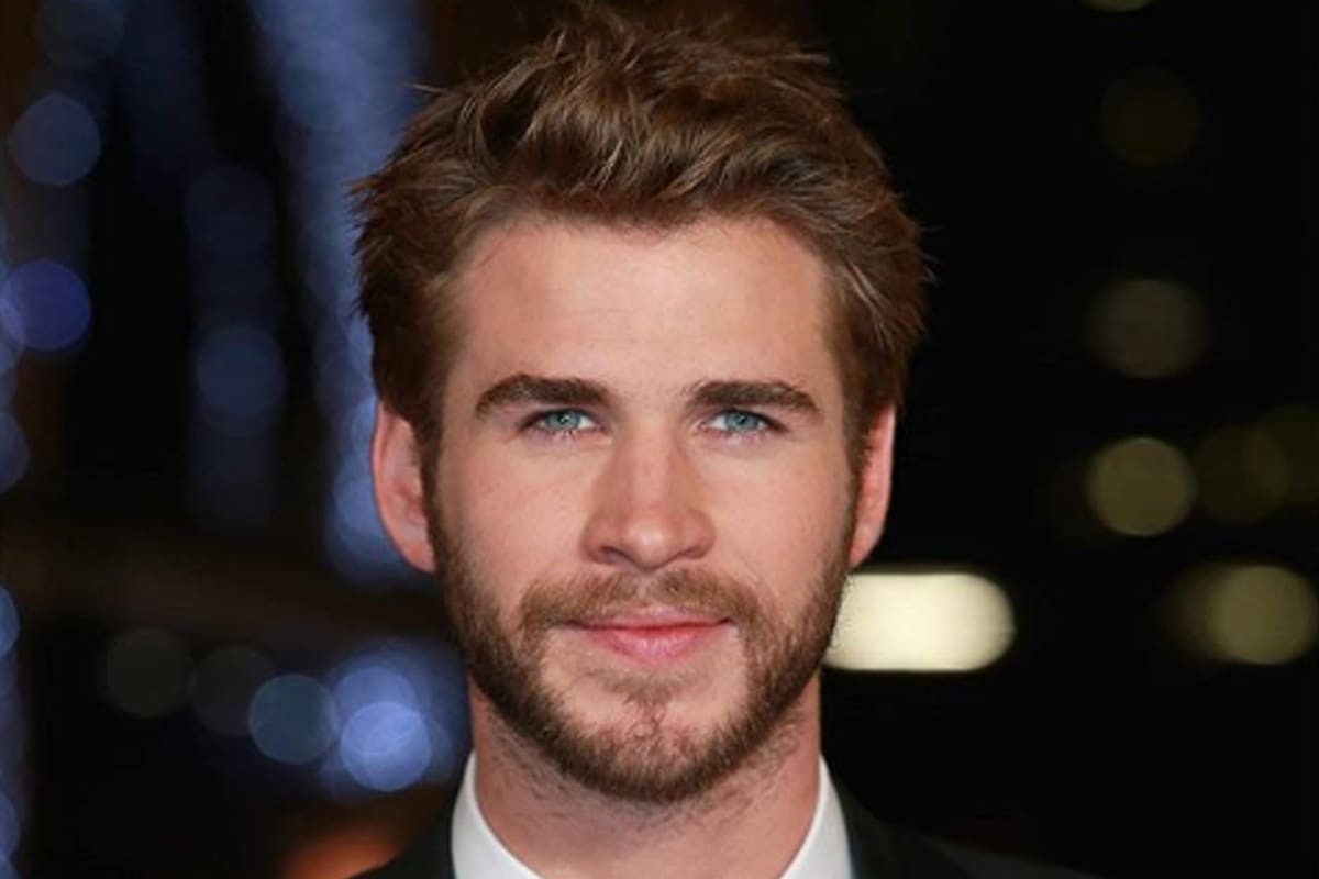 Liam Hemsworth fue captado caminando de la mano junto a una chica