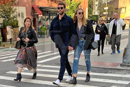 Liam Hemsworth fue captado caminando de la mano junto a una chica
