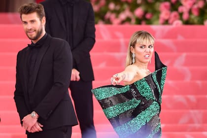 Liam Hemsworth y Miley Cyrus en una alfombra roja, en mayo de 2019
