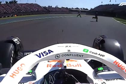 Liam Lawson pasa cerca de dos comisarios de pista cuando éstos cruzan el circuito para retirar restos de autos tras un accidente que el propio neozelandés protagonizó en el Gran Premio de Ciudad de México de Fórmula 1.