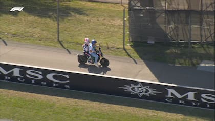 Liam Lawson retirandose en moto