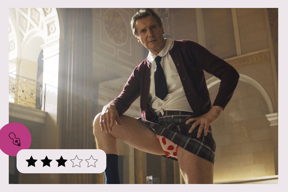 Liam Neeson en una escena de ¿Y dónde está el policía?, versión 2025 de La pistola desnuda