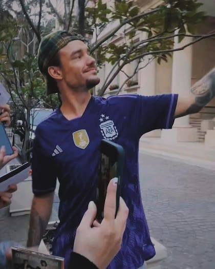 Liam Payne el jueves 3 de octubre, con el regalo que le hicieron sus fans