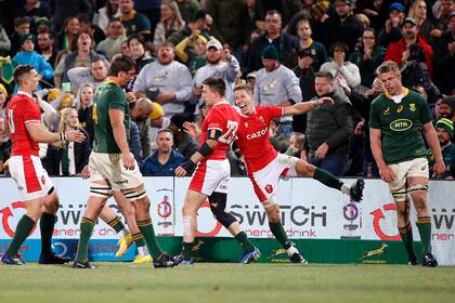Liam Williams felicita a Josh Adams por el único try del test match en Bloemfontein, frente a Pieter-Steph Du Toit y Eben Etzebeth.