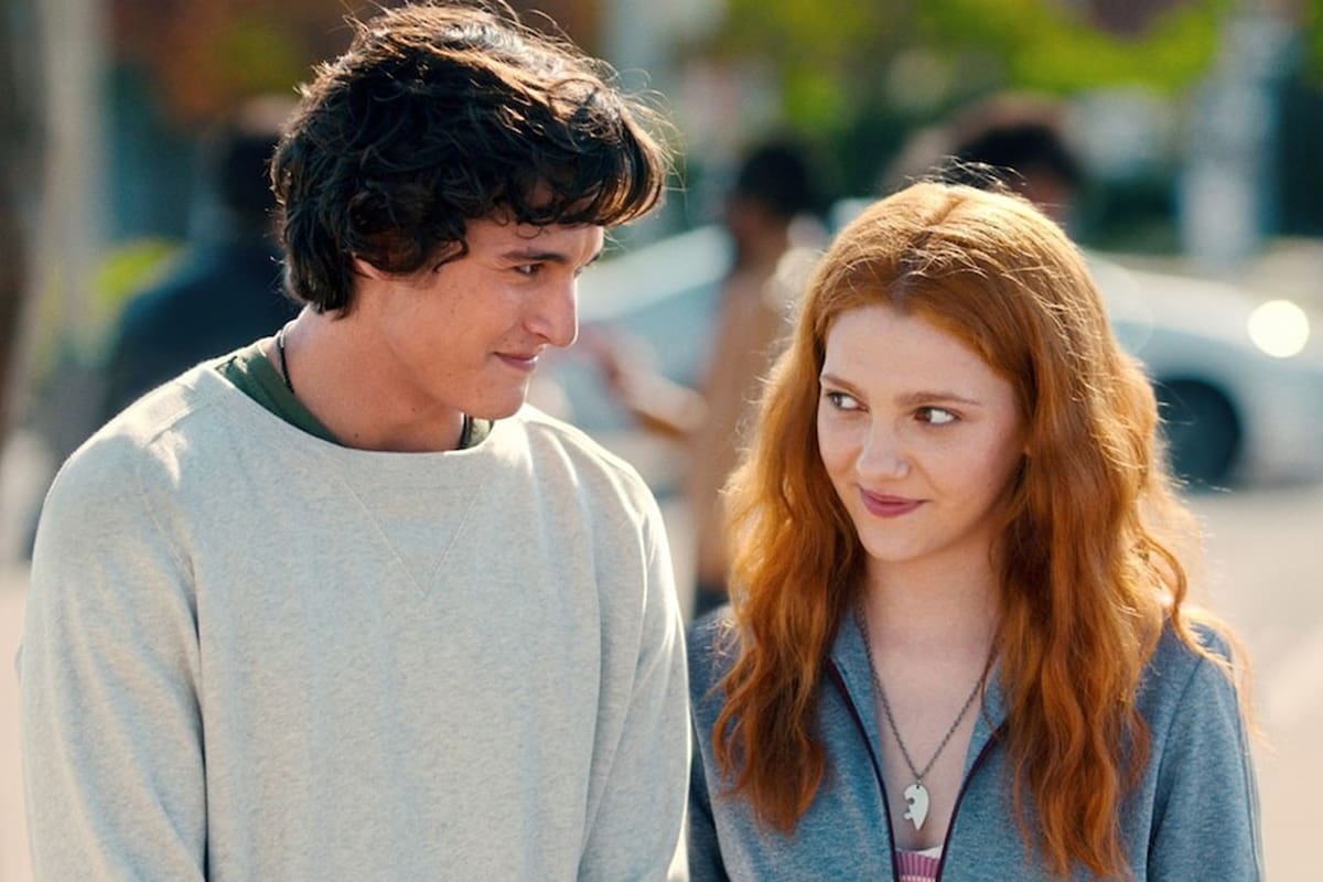 Liam Woodrum y Emily Carey en Geek Girl