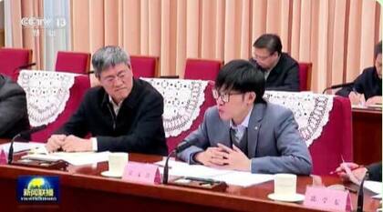 Liang Wenfeng (derecha), creador de Deepseek, durante una reunión con funcionarios del gobierno