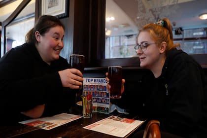 Libby Jones y su colega Shannon Maiden, toman una sidra en el pub Shakespeare's Head