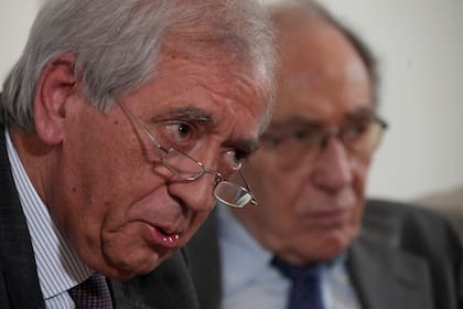 Libero Milone, ex auditor general del Vaticano, izquierda, habla flanqueado por su abogado Romano Vaccarella durante una conferencia en el Club de la Prensa Extranjera, el jueves 17 de noviembre de 2022, en Roma. Milone demandó a la Santa Sede por despido injustificado.