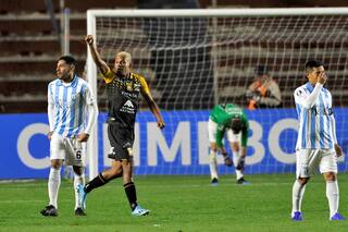 Atletico perdió en La Paz y ahora tiene que golear en Tucumán