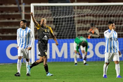 Jair Reynoso celebra la apertura de The Strongest frente al desconsuelo de Atlético Tucumán