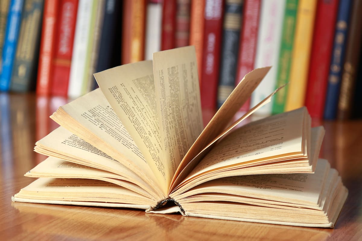 Libooks; libros; biblioteca; pila de libros; Caviglia; literatura;