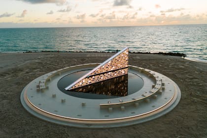 "Library of Us", la colosal obra de Es Devlin en Miami