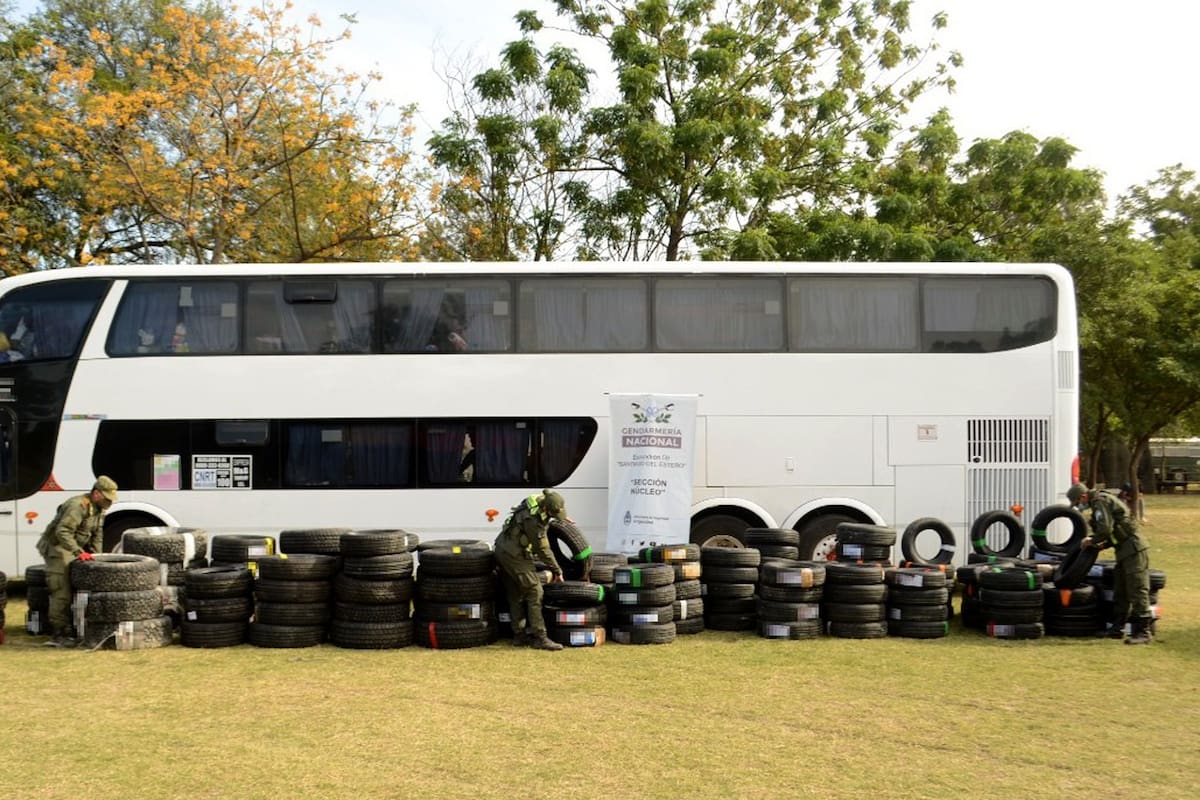 Libre comercio en la frontera
CONTRABANDO DE NEUMATICOS GOMAS
Un negocio redondo que crece por la disparidad cambiaria
La compra ilegal de neumaticos que se consiguen a menor precio en paises vecinos, la otra cara de la alta demanda de combustible subsidiado que cruza la frontera en bidones. Los argentinos consiguen cambiar sus cubiertas con alineacion y balanceo del vehiculo por 90 litros de nafta premium. Informalidad en la economia e inseguridad en las rutas.
En el primer trimestre de 2022 las fuerzas federales de seguridad incautaron 1.062 unidades. Perdidas millonarias, inseguridad en las rutas y competencia desleal atentan contra la economia formal.caminos ruta