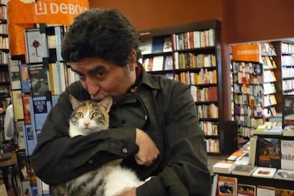 Joaquín Sabina en la librería El Virrey, en Lima, Peru