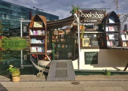 Word on the water es una librería flotante adentro de una barcaza