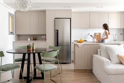 Libres de herrajes, los muebles funcionan visualmente como una pared, sin pistas de lo que en verdad guardan: el lavarropas, la caldera, un escobero y hasta una despensa.