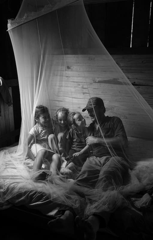 Padre e hijas en la selva Misionera