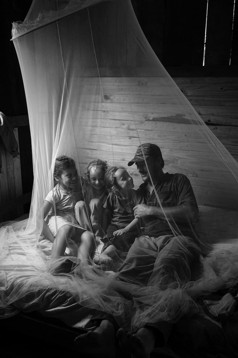 Padre e hijas en la selva Misionera