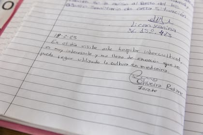 Libro de visitas en el mostrador de entrada del Centro de Salud Intercultural Raguin Kien