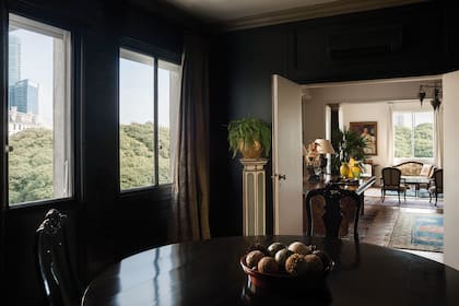 Interior de uno de los departamentos del Kavanagh, con vista a la Plaza San Martín