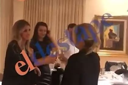 "Libro en blanco", de Emilio Pettoruti, cuelga sobre la cabecera de la mesa; está valuado en medio millón de dólares