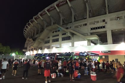 La madrugada del 20 de noviembre de 2019, una aventura empezaba a tomar cuerpo en la puerta del Monumental. Destino: Lima.