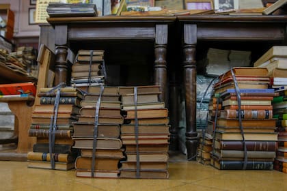 Libros antiguos en el suelo