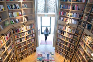 Libros de piso a techo, en Rizoma.