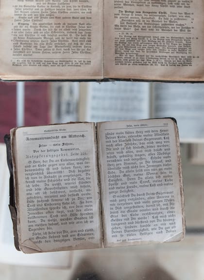 Libros en alemán antiguo en el museo de Spatzenkutter, Entre Rios.